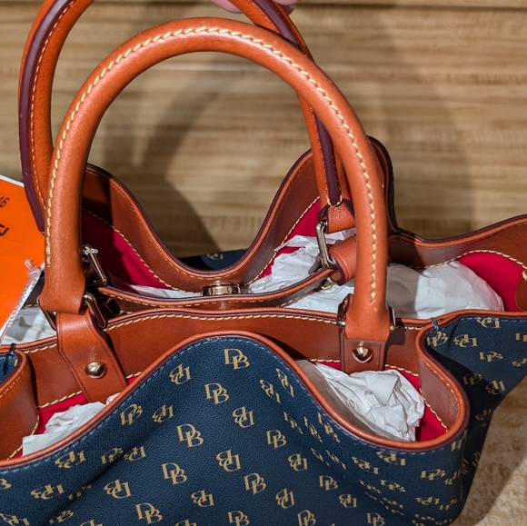 Purse,pants & face merchandise - Picture 11 of 16